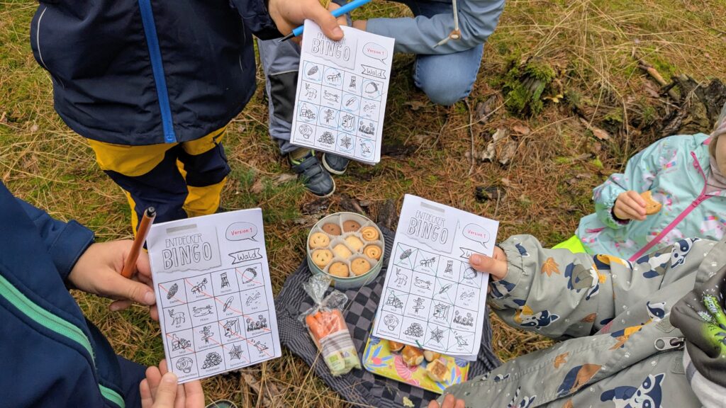 Kinder zeigen ihre Bingo-Hefte