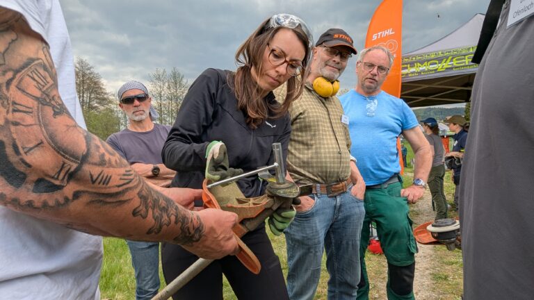 Frau schraubt an einem Freischneider