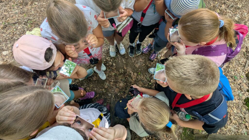 Kinder stehen im Kreis