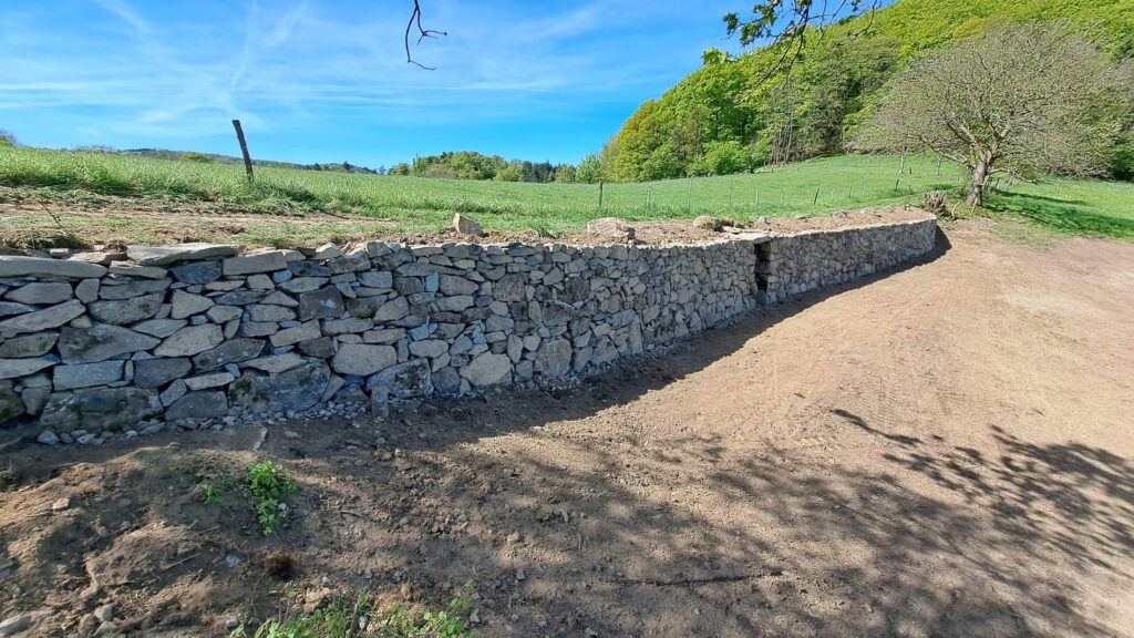 neu aufgebaute Trockenmauer